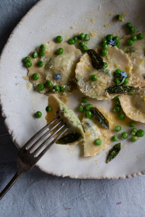 A guide to making herb and edible flower Pasta Laminated Ravioli, Laminated Pasta, Pappardelle Recipes, Flower Pasta, Italian Summer Wedding, Twigg Studios, Making Homemade Pasta, Ravioli Recipes, Pesto Spinach