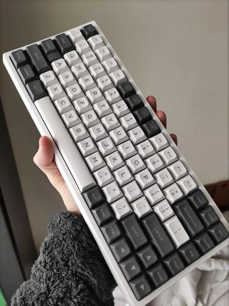 Keyboard Keycaps Design, Pretty Keyboard, Keycaps Aesthetic, Black And White Keyboard, Keyboard Customization, Studio Seni, Keyboard Ideas, Aesthetic Keyboard, Custom Keyboards