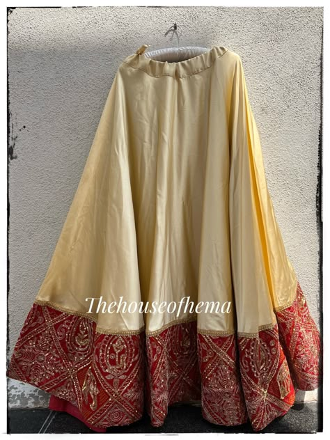 Blavuj Pettan Choli, Rajputi Chaniya Choli, Vintage Dupatta Chaniya Choli, Chaniya Choli Blouse Designs Latest, Lengha Blouse Designs, Long Blouse Designs, Lehenga Saree Design, Wedding Lehenga Designs, Lehenga Designs Simple