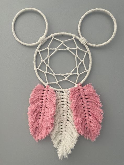 Mickey Macrame, Disney Dream Catcher, Macrame Baby Room, Macrame Bedroom, Disney Wall Decor, Diy Dream Catcher Tutorial, Atrapasueños Diy, Macrame Dreamcatcher, Macrame Style