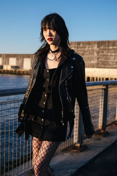 멋있다ㅠㅜ Sora Choi Street Style, Goth Street Style, Choi Sora, Sora Choi, Fashion Week 2018, Tumblr Account, Korean Model, Alternative Outfits, Glam Rock