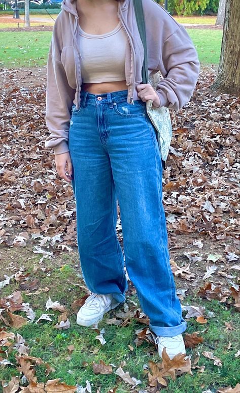 baggy jeans brown jacket tank top tote bag Crop Top Outfits Winter, Jeans And Crop Top Outfit, Baggy Jeans Aesthetic, Outfits With Baggy Jeans, Fall Outfit Aesthetic, Baggy Ripped Jeans, High Waisted Jeans Outfit, Outfit Modest, Baggy Jeans Outfit