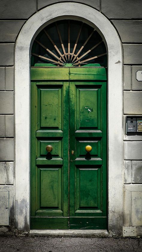 Wood Door Decor, Behind The Green Door, Door Decor Ideas, When One Door Closes, Gorgeous Doors, Old Design, Door Entryway, Cool Doors, Green Door