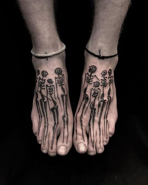 Wierd Tattoo Design, Apocalyptic Tattoo Ideas, Cursed Tattoo Ideas, Alt Knee Tattoos, Ominous Tattoos, Creepy Cool Tattoos, Chaotic Blackwork Tattoos, Alternative Tattoos Women, Migration Tattoo