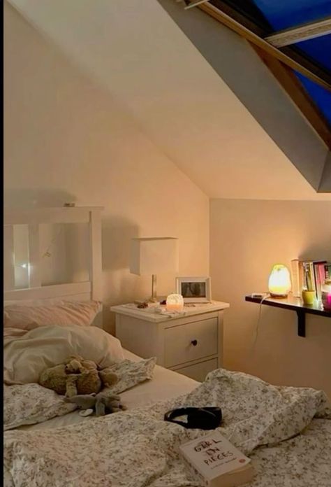 Attic Bedroom Ideas Minimalist, Cozy Attic Bedroom Aesthetic, Comfort Corner Bedroom, Roof Room Bedroom, Cute Bedding Sets, Clean Room Aesthetic Cozy Vibes, Cozy Big Bedroom, Attic Bedroom Aesthetic, Attic Room Aesthetic