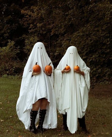 Girlfriends Photoshoot, Pumpkin Patch Photoshoot, Photo Halloween, Days Until Halloween, Fall Friends, Friendship Photoshoot, Ghost Photography, Sister Pictures, Pumpkin Photos