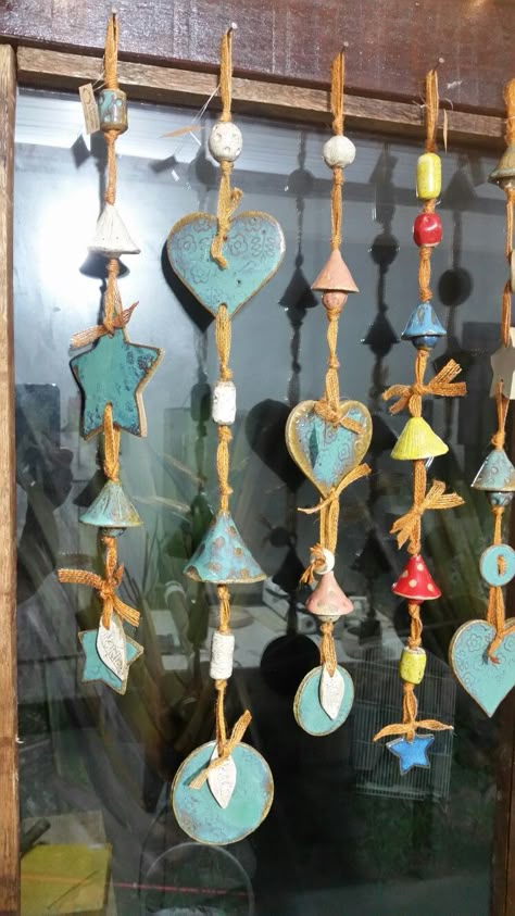 Ceramic Wind Chimes, Carillons Diy, Ceramic Bead Jewelry, Clay Wall Hanging, Air Dry Clay Projects, Diy Wind Chimes, Clay Wall Art, Diy Ceramic, Clay Crafts Air Dry