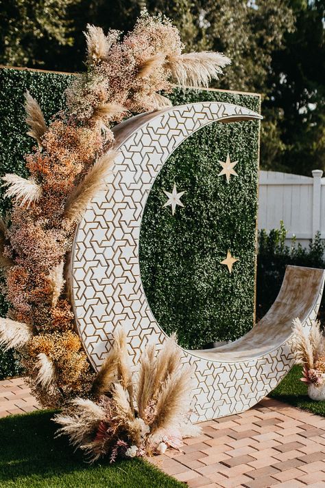 Hari Raya Photobooth, Raya Backdrop, Event Decoration Ideas Creative, Ramadan Setup, Eid Backdrop, Creative Backdrop Ideas, Ramadan Backdrop, Ramadhan Decoration, Ramadhan Decor