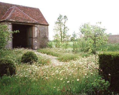 How to Design a Garden: Tips for Laying Out Your Outdoor Space Miranda Brooks, Meadow Garden, Cottage Garden Design, English Cottage Garden, Garden Shrubs, Cottage Gardens, Traditional Landscape, Natural Garden, Perennial Garden