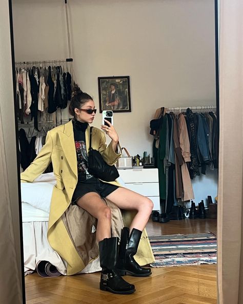 101 outfits and mirror selfies Fashion Mirror Selfie, Poses Professional, Fashion Mirror, Mirror Selfie Poses, Main Character, Selfie Poses, Main Characters, Selfies, Photo Ideas