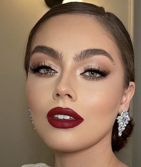 Formal Makeup Looks With Red Lips, Natural Look With Red Lips, Natural Bridal Makeup With Red Lips, Dark Red Lip Wedding Makeup, Soft Makeup For Red Dress, Makeup Ideas For Events, Red Evening Dress Makeup, Wedding Makeup Burgundy Lips, Natural Makeup For Red Dress