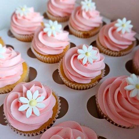 Daisy Cupcakes, Personalised Cakes, Birthday Theme Decoration, Shasta Daisy, First Birthday Cupcakes, Daisy Cakes, Food Tech, Girl Cupcakes, Cute Coffee Cups