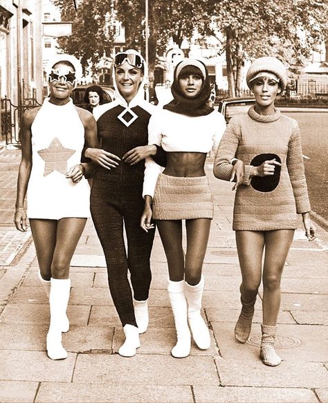 1960s & 1970s!🌼 on Instagram: “Swinging London, 1966.🌼” Isabel Costa, Vintage Fashion 70s, Space Age Fashion, Four Women, Moda Hippie, Decades Of Fashion, Swinging London, 60s 70s Fashion, Walking Down The Street