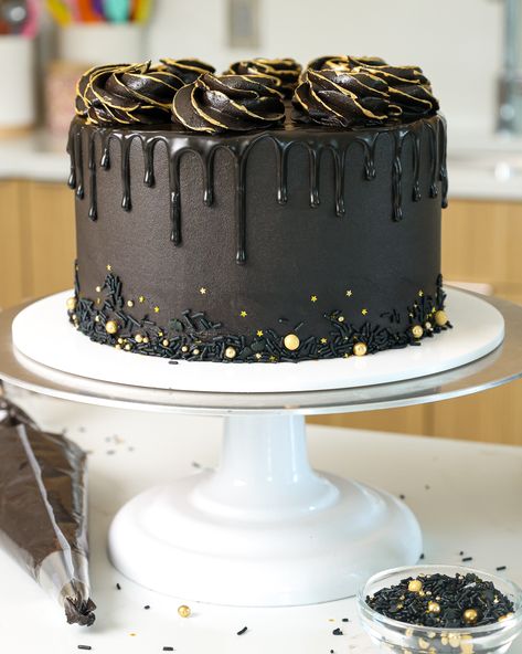 Want to make a perfect black drip cake? This recipe is super easy & walks you through everything you need to know about drip cakes! Black Drip Cake, Drip Cake Recipes, Cake Easy Recipe, Black Velvet Cakes, Black And Gold Cake, Cocoa Cake, Chocolate Drip Cake, Nye Wedding, Chocolate Buttercream Frosting