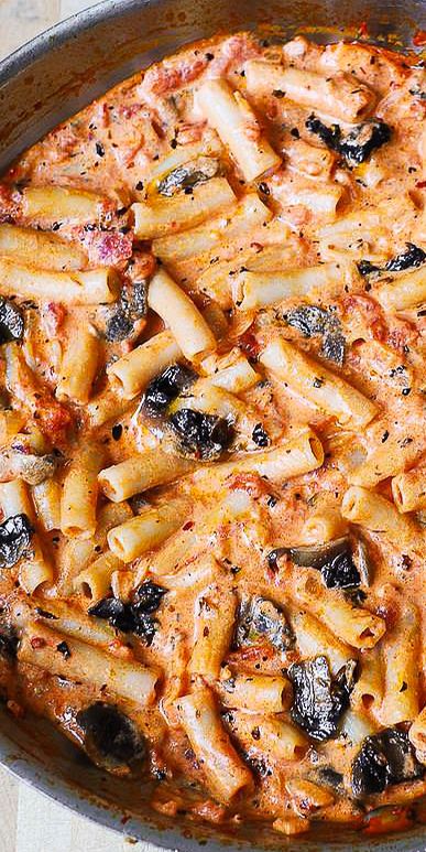 Mushroom Vodka Sauce Pasta Pasta And Sauce, Vodka Sauce Pasta, Vodka Pasta, Plats Healthy, Vodka Sauce, Fettuccine Alfredo, Think Food, Penne Pasta, Minestrone