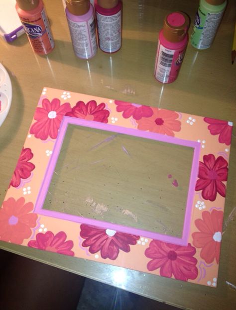 Picture Frames Decoration Ideas, Painted Picture Frames Aesthetic, Cute Painted Frames, Painting Ideas On Picture Frames, Diy Painted Picture Frames Ideas, Painted Wooden Picture Frames, Decorating A Picture Frame, Painting On Picture Frames, Paint Frame Ideas