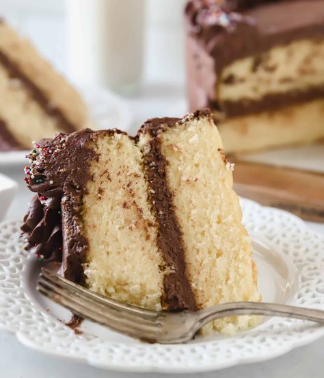 Vanilla Cake Recipe With Chocolate Frosting Vanilla Cake With Chocolate Frosting, Cake With Chocolate Frosting, Whiskey Cake, Patty Cake, Yellow Cake Recipe, Buttermilk Cake, Chocolate Frosting Recipes, Cake Frosting Recipe, Layer Cake Recipes