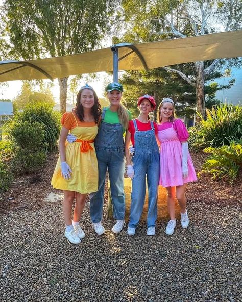 Mario Luigi Peach Daisy Costume, Diy Daisy Costume Mario, Diy Princess Daisy Costume, Princess Daisy Outfits, Mario Luigi Princess Peach Costume, Luigi And Daisy Costume, Princess Daisy Costume Diy, Princess Daisy Halloween Costume, Daisy Mario Costume