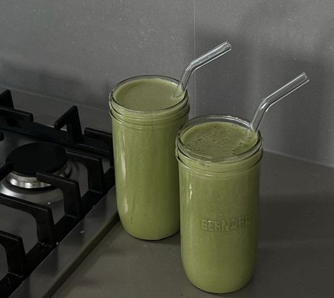 Two mason jars fulled with a green smoothie and glass straws. Protein Shakes Aesthetic, Shakes Aesthetic, Protein Shake Aesthetic, Snack Easy Quick, Protein Smoothie Aesthetic, Protein Shake Aesthetic Gym, Healthy Food Ideas Breakfast, Morning Routine Workout, Green Glow Drink Arbonne