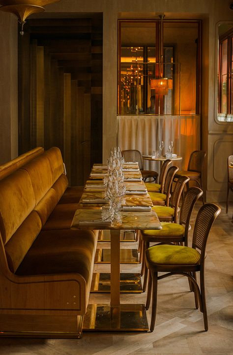 Paris’s Nolinski restaurant harnesses a golden 1970s style Art Deco Restaurant, Bar In Casa, Booth Seating, Banquette Seating, Jw Marriott, Tables And Chairs, Restaurant Interior Design, Decoration Inspiration, Hospitality Design