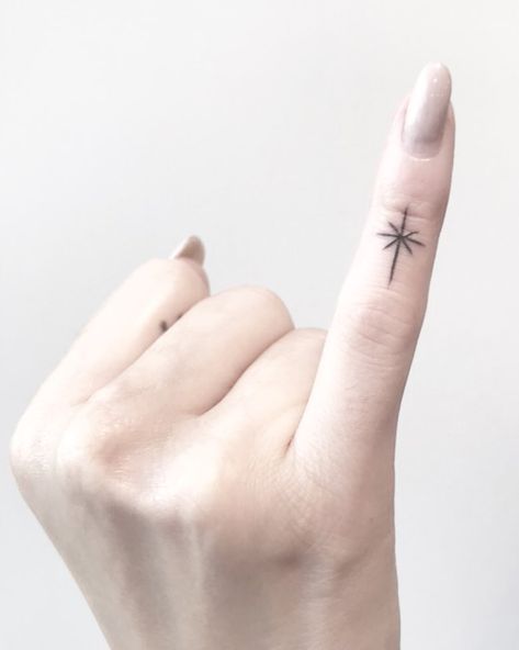 Star Knuckle Tattoo, Star Finger Tattoo, Best Finger Tattoos, Pinky Tattoo, Small Star Tattoos, Tattoos Infinity, Finger Tattoo For Women, Star Tattoo, Tattoo Pen