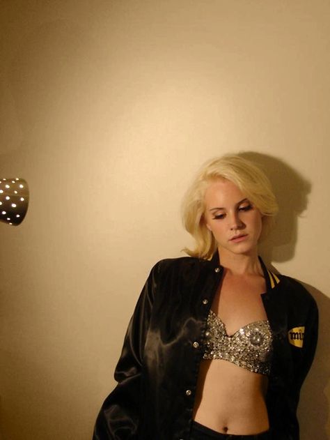 June Unknown, 2008: Lana Del Rey photographed by Chuck Grant for her first studio album Lana Del Ray AKA Lizzy Grant #lanadelrey Born To Die Paradise, Aka Lizzy Grant, Chuck Grant, Lizzy Grant Aesthetic, Lana Del Rey Albums, Iconic Artists, The Younger Sister, Lana Del Rey Vinyl, Lana Rey