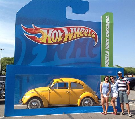 Great example of ambient experiential as Mattel's ad agency AGE Isobar, placed a giant rendition of Hot Wheels packaging at the front of a parking lot last month. Instead of putting a giant Hot Wheel inside, however, the 'box' was empty, and customers could drive their cars inside and then have their pictures taken. Microcar, Vw Vintage, Hot Wheels Toys, Street Marketing, Great Ads, Guerilla Marketing, Centre Commercial, Hot Wheels Cars, Vw Bug