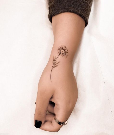 Sunflower Tattoo Hand, Sunflower Fine Line Tattoo, Daisy Fine Line Tattoo, Sunflower Hand Tattoo, Small Sunflower Tattoo Simple, Delicate Sunflower Tattoo, Dainty Sunflower Tattoo, Minimalistic Sunflower Tattoo, Daisy Tatoos