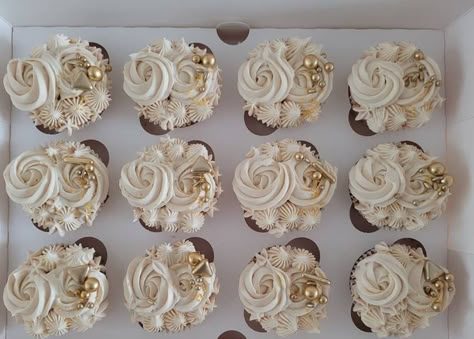 Elegant White Cupcakes, All White Cupcakes, Cream And Gold Cupcakes, Bridal Shower Cupcakes Elegant, Elegant Cupcakes Wedding, Engagement Party Cupcakes Ideas, Gold Cupcakes Ideas, White Gold Cupcakes, Beige Cupcakes