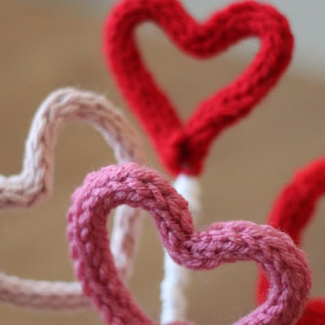 How to Knit a Heart Bouquet with Free Knitting Pattern + Video Tutorial by Studio Knit Knit A Heart, Knitted Heart Pattern, Spool Knitting, Knitting Diy, Studio Knit, Simply Knitting, French Knitting, Knitted Heart, I Cord