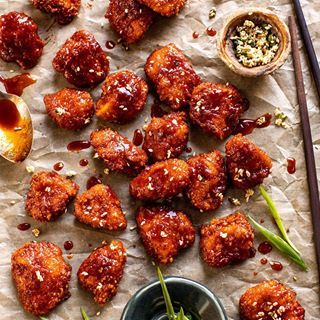 Oven Fried Korean Popcorn Chicken. The best. I know, everything is the "best", but honestly this chicken is SO GOOD. 100% inspired by last years trip to South Korea, this is the slightly healthier, much easier, take on Korean style fried chicken. Oven baked chicken, tossed in sweet and spicy Korean style BBQ sauce. Does not get better. Shared the recipe on the blog today (and on stories). Linked in profile. #f52grams #buzzfeast  #imsomartha #eatingfortheinsta #eeeeeats #instayum #koreanfood Fried Chicken In Oven, Fried Chicken Oven, Chicken In Oven, Chicken Oven, Half Baked Harvest Recipes, Oven Fried, Korean Fried Chicken, Popcorn Chicken, Harvest Recipes