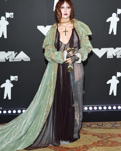 My favorite artist’s favorite artist is dressed like my favorite artist. #ChappellRoan slayyys 🗡️ in Stevie Nicks-esque robes, and a gladiator to the #VMAs Persian rug (I mean red carpet). See all the stars as they arrive now at the link in bio. Chapelle Roan, Chappel Roan, Versace Vintage, Chappell Roan, Black Carpet, I Luv U, Instagram Model, Stevie Nicks, Makeup Goals