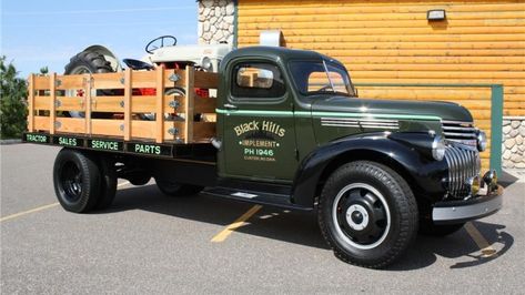 Flat Bed Truck, 1946 Chevy Truck, Old Farm Truck, Truck Flatbeds, Truck Tool Box, Flatbed Truck, Chevrolet Truck, Chevy Van, American Trucks