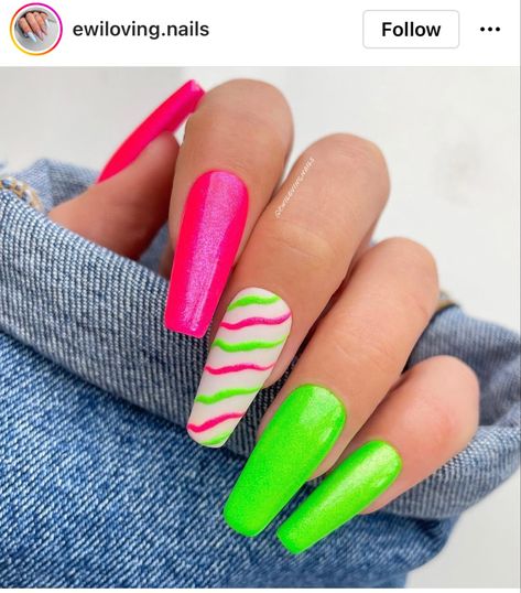 Neon Nails 💚💕 Neon Lime Green Nails, Pink And Lime Green Nails, Green And Pink Nails, Fluorescent Nails, Lime Green Nails, Square Nail Designs, Neon Nails, Pale Skin, Green And Pink