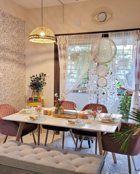 Create a space that gives you positive vibes and peace. ✨️ [Table setup, dining table set up, white decor, table decor, festive decor, soothing vibe] #diningarea #tablesetting #decoinspo #homedecoration #tablesettingideas #picoftheday #peace #creativity #instadaily #aesthetichomedecor Table Set Up, Dining Table Set, Festive Decor, Table Setup, Decor Table, White Decor, Dining Decor, Table Set, Dining Table Setting