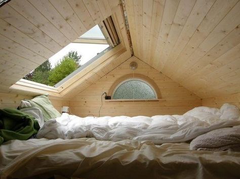 Sunroof bedroom Attic Rooms, The Attic, Home Fashion, My Dream Home, Future House, Perfect Place, Tiny House, Interior And Exterior, Beautiful Homes