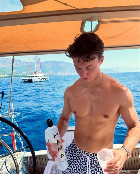 #harrisonosterfield Harrison Osterfield, Man Crush Everyday, Celeb Crushes, Some Funny Jokes, Man Crush, Tom Holland, Celebrity Crush, Holland, Funny Jokes