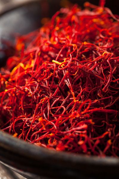 Saffron Health Benefits, Spices Photography, Saffron Spice, Saffron Flower, Spices And Herbs, Indian Spices, Kombucha, Indian Food Recipes, Food Photography