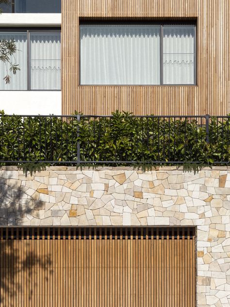 Tamarama House | Porebski Architects | est living Decus Interiors, External Wall Cladding, Timber Battens, Cladding Materials, Homes To Love, Front Rooms, Justin Alexander, Timber Cladding, Wall Cladding