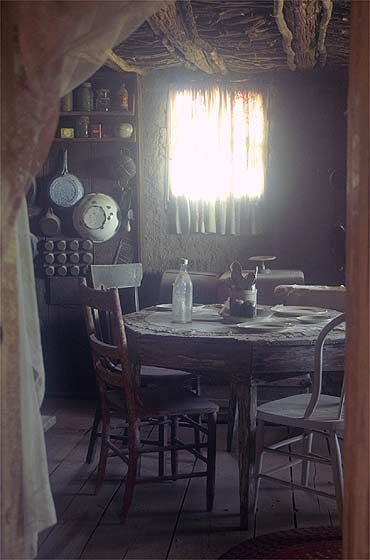 Old West Interior, Old Western Aesthetic Home, Colonial America Aesthetic, Gothic Home Interior, Cowboy Cabin, Vampire Stories, Western Comics, Vintage Cabin, Southern Gothic