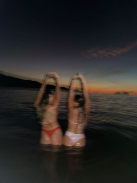 Vacation Pictures Friends, Beach Party Aesthetic, Bestie Activities, Beach Day With Friends, Beach Day Aesthetic, Bestie Poses, Besties Pictures, Beach Vacation Pictures, Cute Beach Pictures