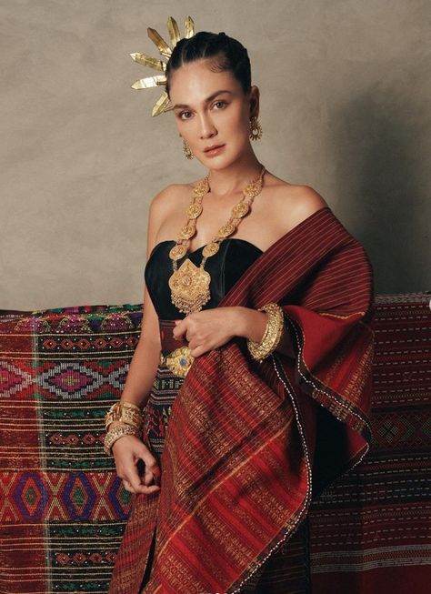 Traditional Filipino Photoshoot, Jawa Traditional Clothes, Indonesia Traditional Dress, Indonesian Royalty, Philippines Traditional Clothes, Bali Traditional Clothes, Indonesian Traditional Clothes, Filipino Traditional Clothing, Indonesian Clothing