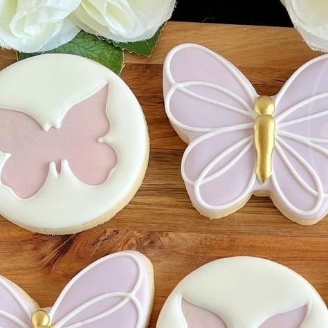 White Butterfly Cookies, Butterfly Cookies Decorated, Butterfly Cookies Royal Icing, Butterfly Cookies, Cookies Royal Icing, Animal Cookies, Cookies Decorated, White Butterfly, Decorated Cookies