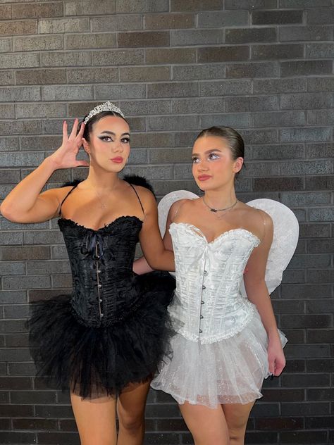 Black Swan Halloween Outfit, Black Ballerina Costume, White Swan Black Swan Halloween Costume, Dark Swan Costume, Halloween 2024 Ideas Costume, Black Swan And White Swan Halloween, Black Swam And White Swan Halloween, Dark Angel And White Angel Costume, Swan Costume Women