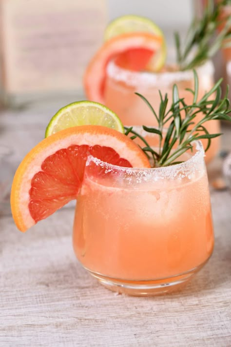 Positano Pink Grapefruit Gin Spritz Coffee Chili, Rosemary Cocktail, Beer Margarita, Planters Punch, Paloma Recipe, Wine Vine, Grapefruit Cocktail, Popular Drinks, New Year's Eve Recipes