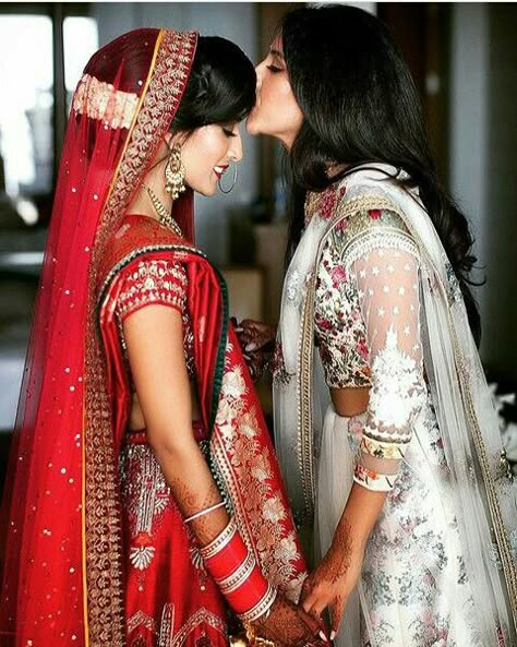 Sister Wedding Pictures, Sisters Photography Poses, Marriage Poses, ��शादी की तस्वीरें, Bridesmaid Poses, Indian Bride Poses, Bridesmaid Photoshoot, Sisters Photoshoot Poses, Indian Wedding Poses