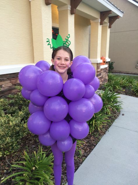 Grapes Halloween costume!!  takes 15mins. Safety pin the ends of the balloons to a shirt. Nutrition Month Costume, Grapes Costume, Food Halloween Costumes, Fruit Costumes, Food Costumes, Easy Halloween Costumes, Cute Costumes, Halloween 2017, Cool Halloween Costumes