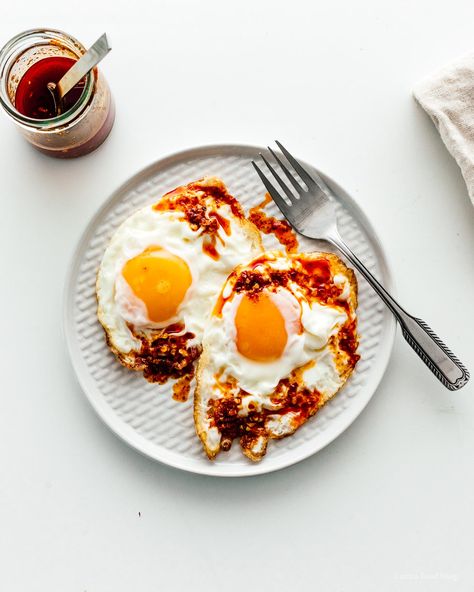 How to Make Crispy Fried Eggs | www.iamafoodblog.com Chinese Chili Oil, Chinese Chili, Fat Burger, Hot Chili Oil, Over Easy Eggs, Oven Roasted Chicken, Wontons, Vegetable Stew, Homemade Chili