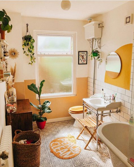 Vintage Maximalist Decor, Half Painted Walls, Painted Ideas, Minimalist Dekor, Casa Vintage, Yellow Bathrooms, Painted Wall, Bath Room, Decoration Inspiration