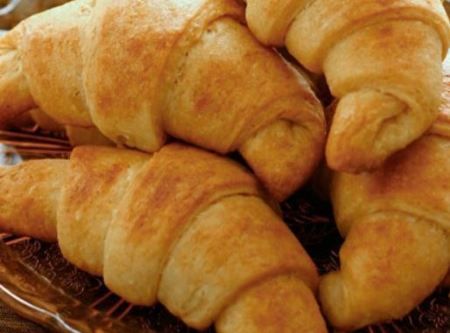 Crescent Rolls-Bread Machine Recipe | Just A Pinch Recipes Bread Machine Crescent Rolls, Crescent Roll Bread, Pillsbury Rolls, Homemade Crescent Rolls, Bigger Bolder Baking, Baking Cookbooks, Bread Maker Recipes, Croissant Recipe, Homemade Rolls